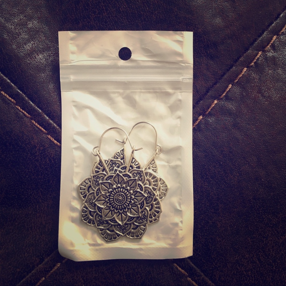 Beautifully detailed sterling silver earrings